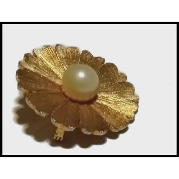 DeNicola Vintage Daisy Flower Brooch With Faux Pearl - Picture 2 of 5